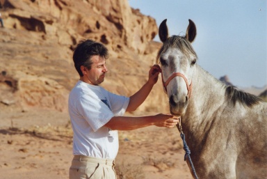 Didier Favre au milieu du désert.