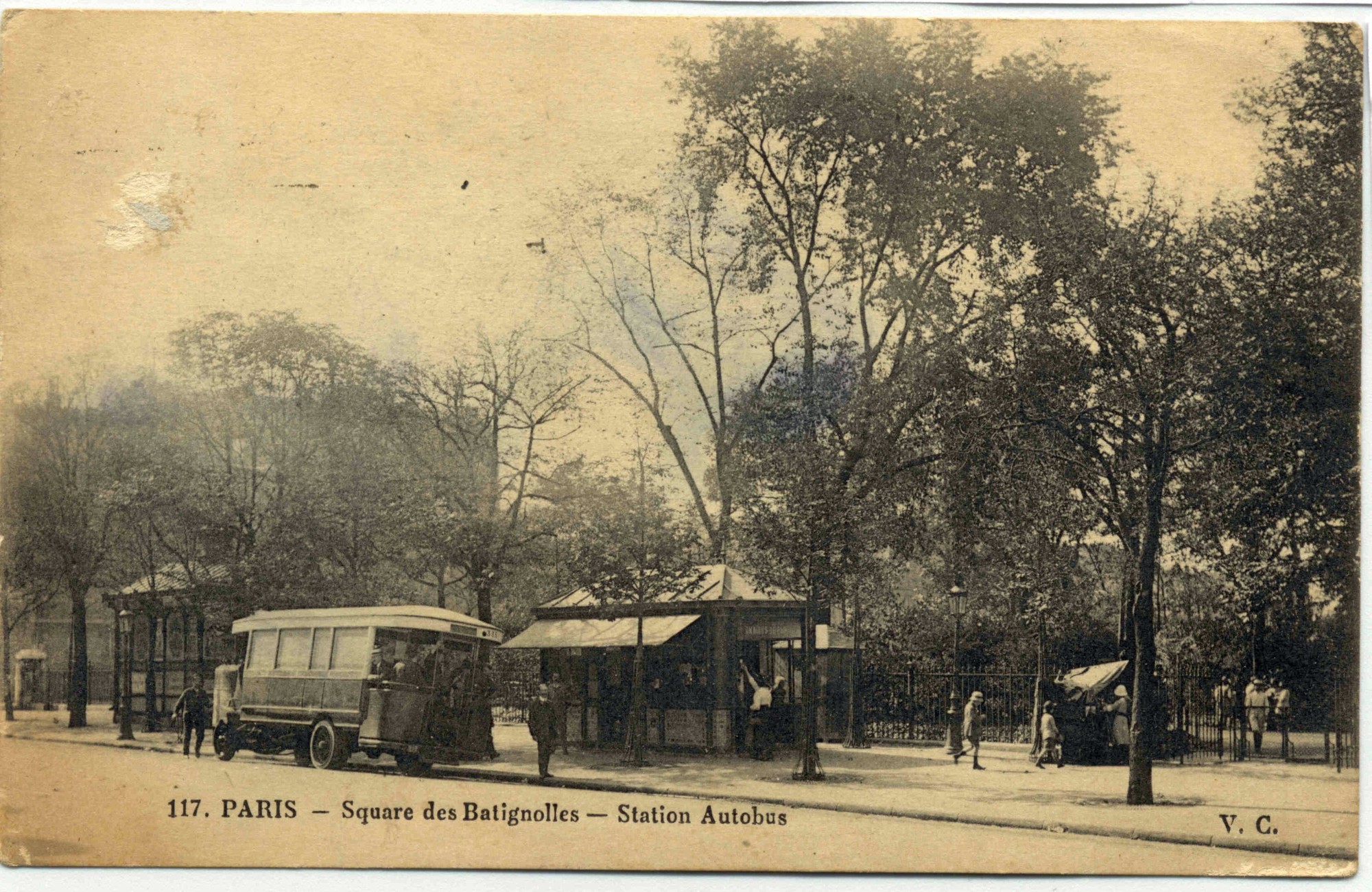 Paris Square des Batignolles Station Autobus