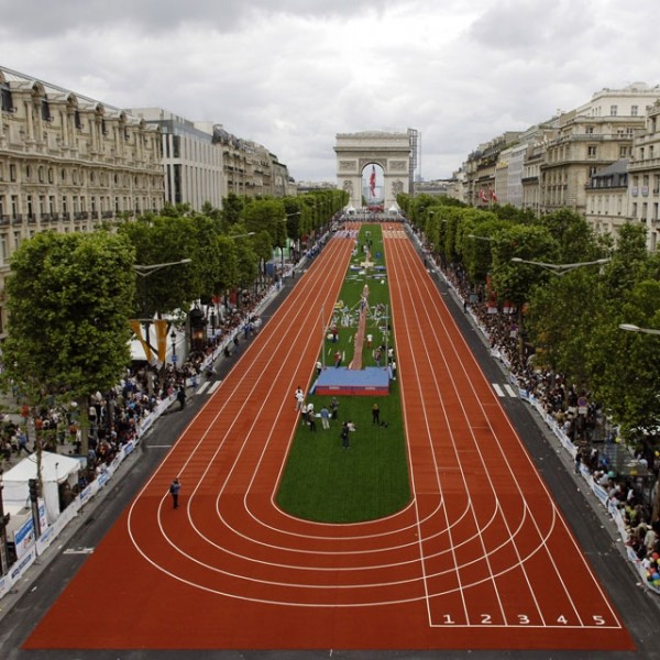 Piste  athltisme aux Champs-Elysees pour les JO 2012  Paris