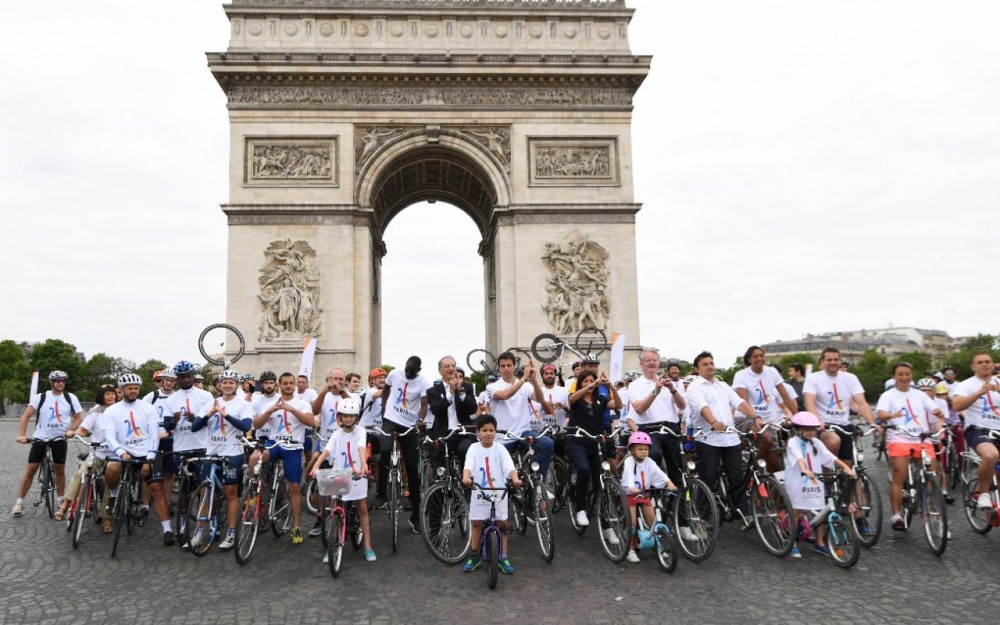 Cyclistes et Arc de Triomphe