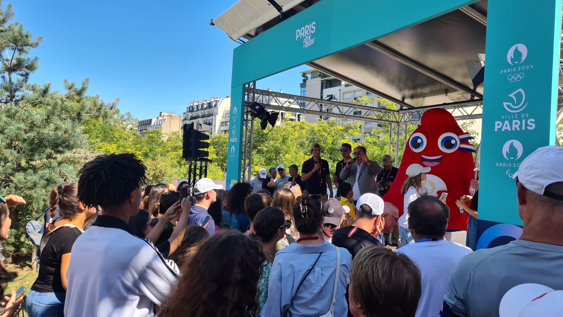 Le podium de la fan zone