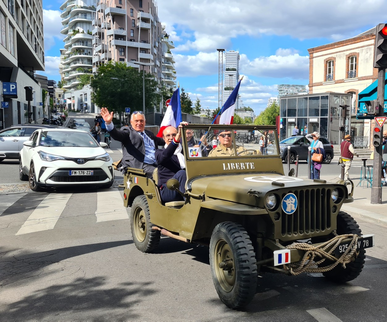 Dfil de vhicules militaires de la libration