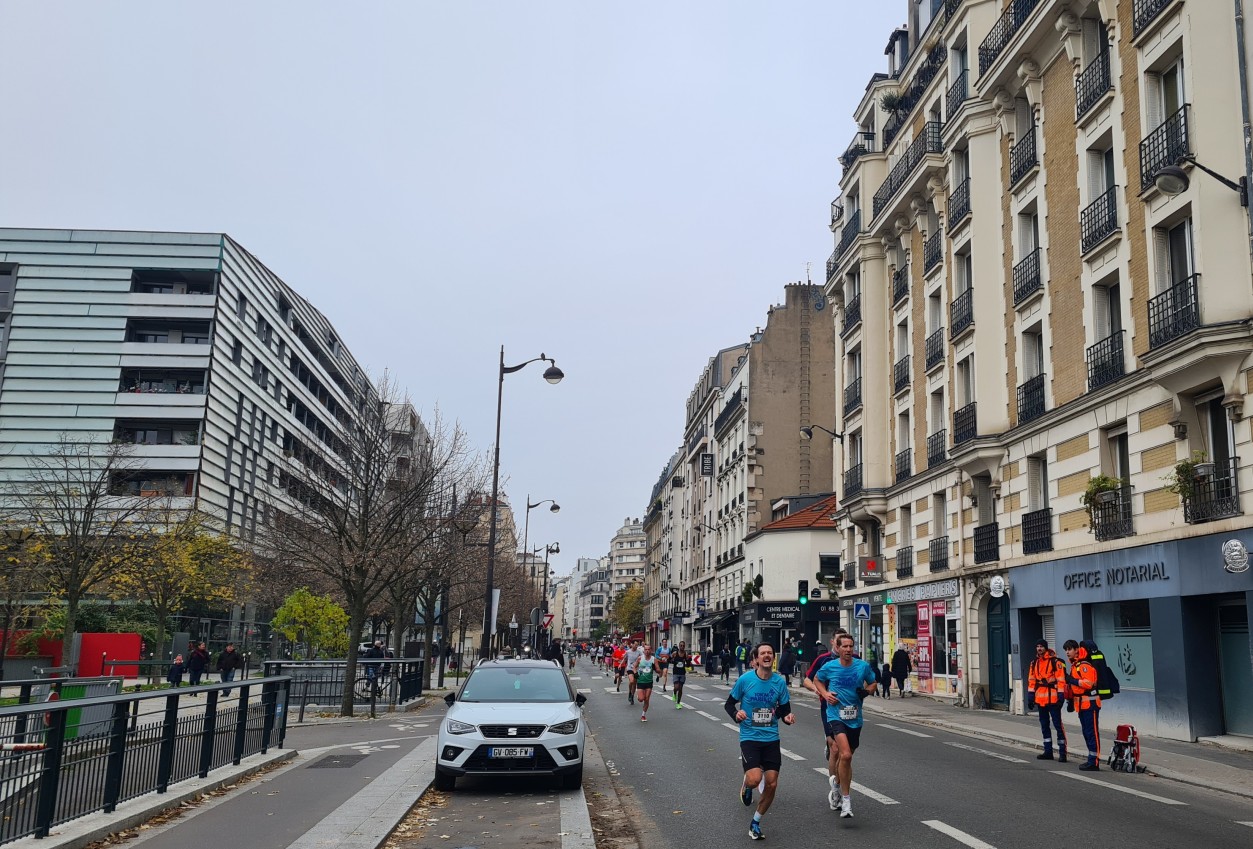 Les 10 km de Paris rue Cardinet.