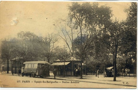 Paris Square des Batignolles Station Autobus
