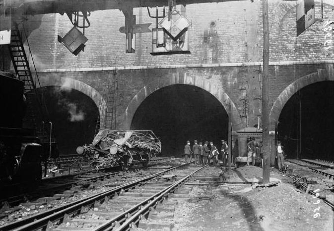 Catastrophe sous le tunnel des Batignolles entrée du tunnel  au premier plan un wagon incendié