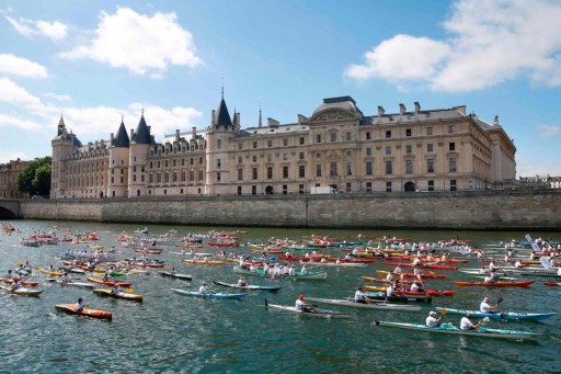 Canoés sur la Seine pour Jeux Olympiques 2024 à Paris