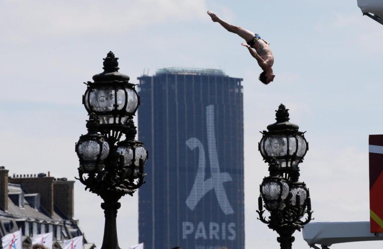 La tour Montparnasse pour la promotion des Jeux Olympiques 2024 à Paris