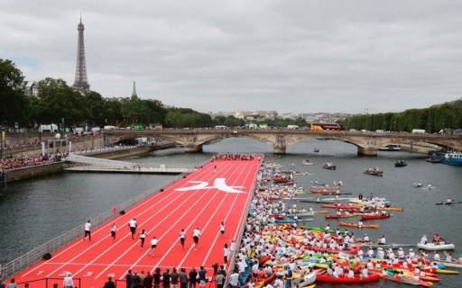 Piste athlétisme flottante au pont Alexandre III à Paris