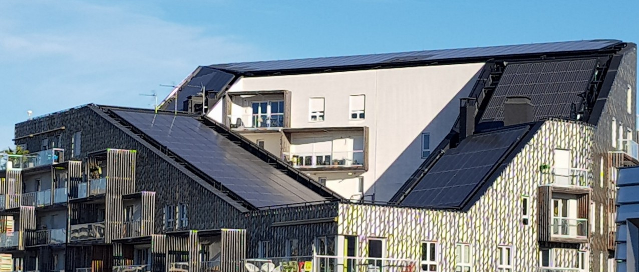 Immeuble Quintessence et ses panneaux solaires photovoltaiques.