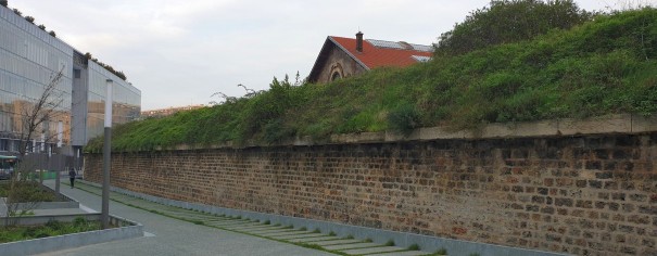 Le mur Bastion 44 de l'enceinte de Thiers.
