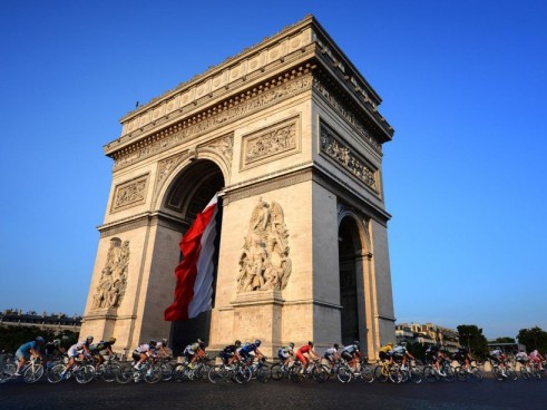 cyclistes et marathoniens Arc de Triomphe aux JO Paris 2024