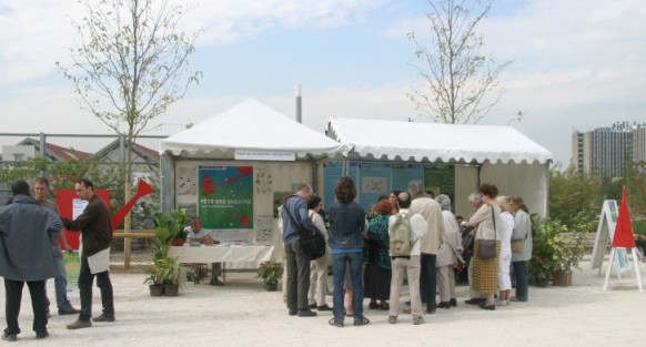 Solenne Wilcox de la Mairie de Paris présente le Parc lors de la fête des Jardins 2007. 